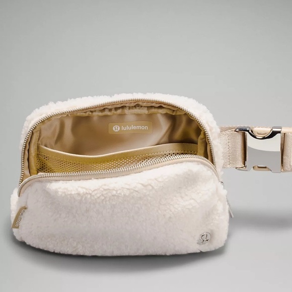 Lululemon White Fleece Everywhere Belt Bag Crossbody Bag Ivory Natural Nwt - Picture 6 of 6